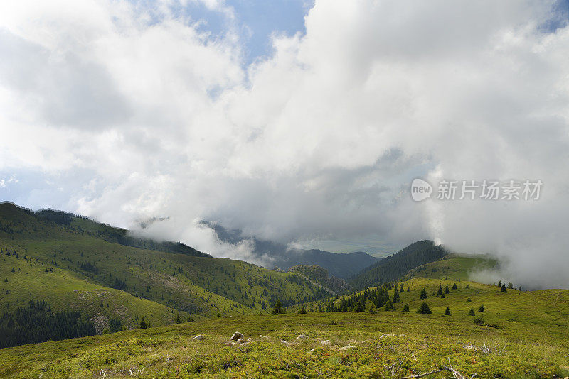 云雾中的Stara Planina山脉。